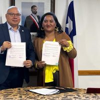 Dos personas recibiendo un diploma