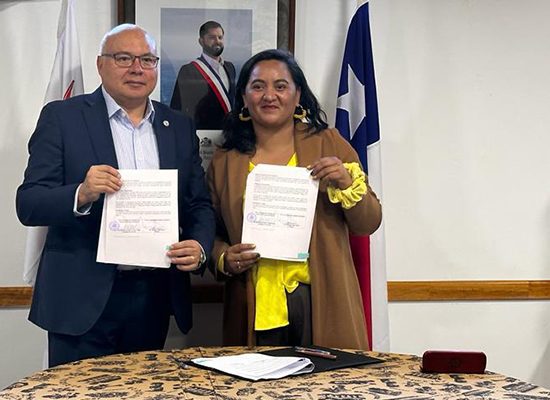 Dos personas recibiendo un diploma