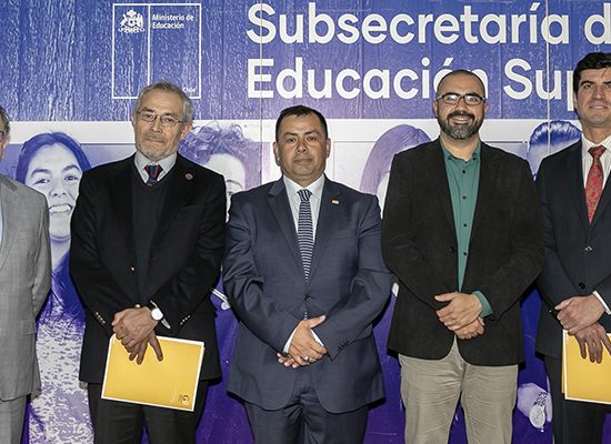 Grupo de personas posando para la foto