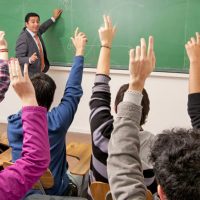 Un profesor enseñando en una aula de clases