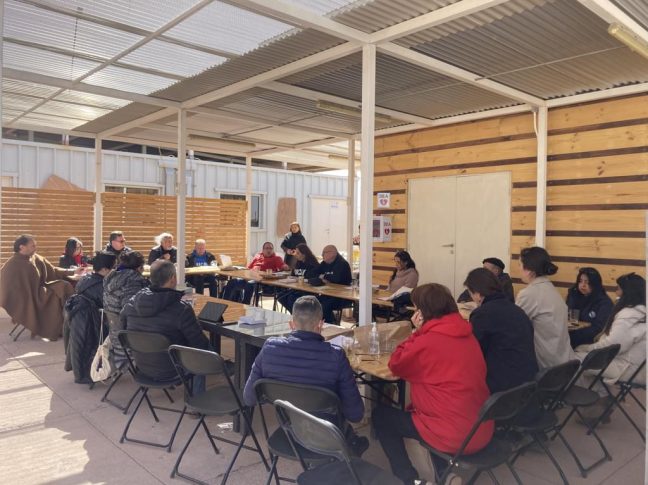 Grupo de personas sentadas en torno a una misma mesa