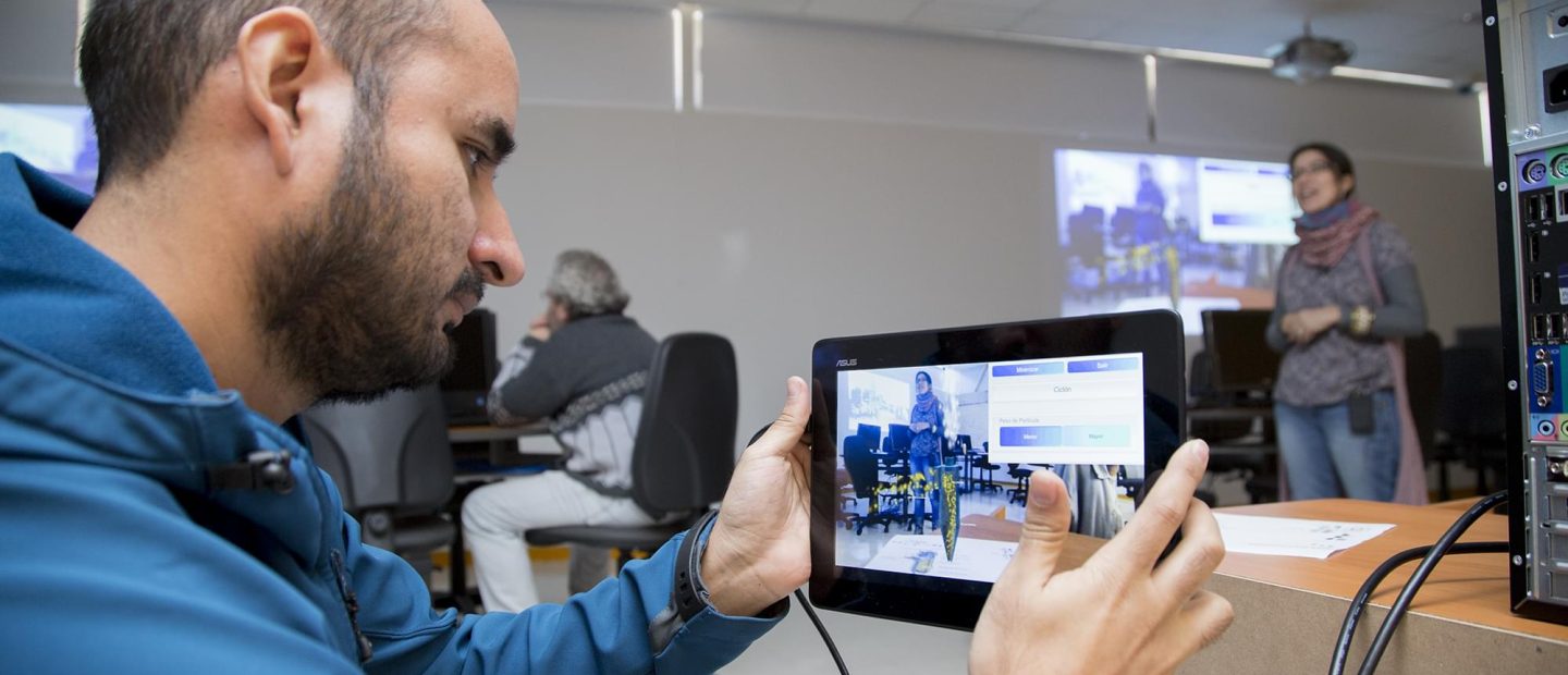 Hombre sosteniendo una pantalla