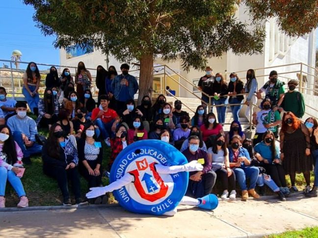 Grupo de estudiantes posando en el campus con el corporeo de UCN