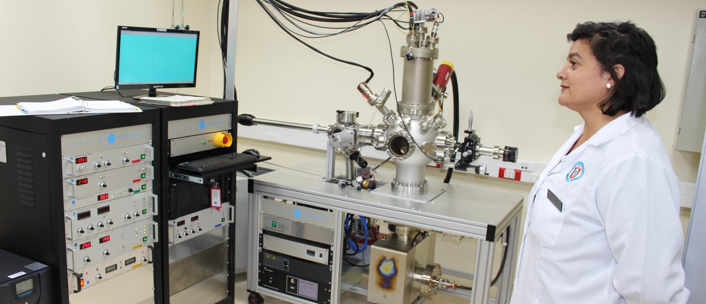 Mujer mostrando herramientas en un laboratorio