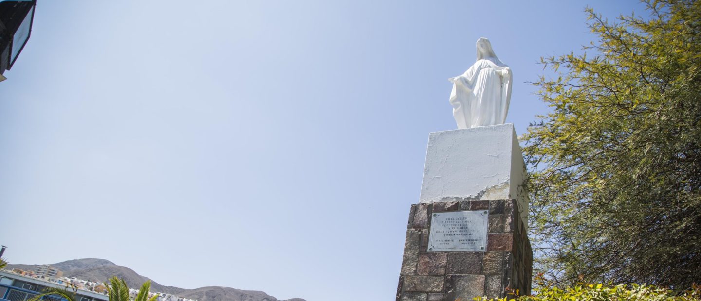 Estatua de una virgen en el campus de la UCN