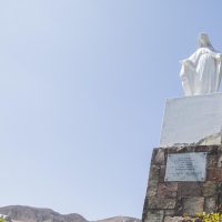 Estatua de una virgen en el campus de la UCN